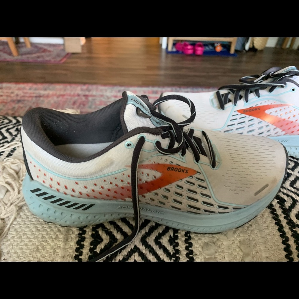 Brooks women’s size 8 Adrenaline 21 Running shoes